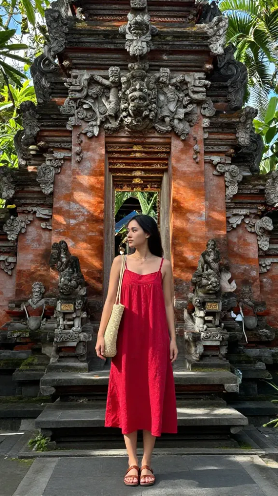 "Red (Taylor's Version)" in Bali: How to Style the Perfect Red Dress for Uluwatu Sunsets 7 Casual Red Sundress for Temple Visits