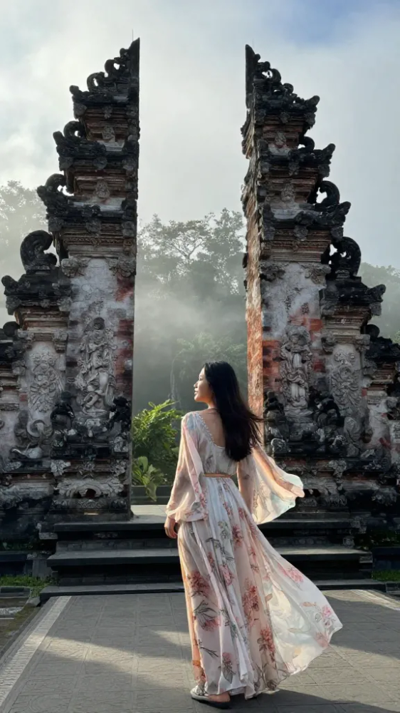 Flowy Floral Maxi Dresses for Temples